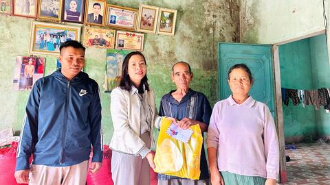 Thăm hỏi, tặng quà các gia đình chính sách, người có công với cách mạng nhân dịp kỷ niệm 78 năm Ngày Thương binh - Liệt sĩ