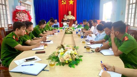 Lãnh đạo xã Hra làm việc và động viên lực lượng Công an xã.