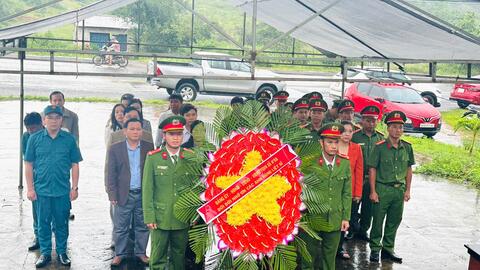 Đặt vòng hoa dâng hương tưởng niệm các anh hùng liệt sĩ tại Nghĩa trang liệt sĩ xã Hra