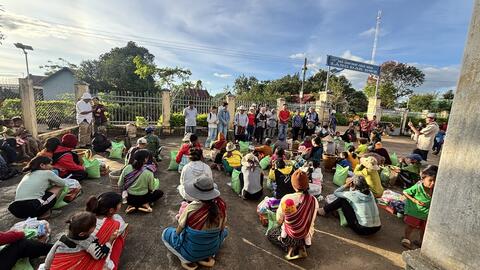 Ấm áp tình người: Trao 36 suất quà đến các bệnh nhân phong tại Làng Đak Dwe, xã Hra
