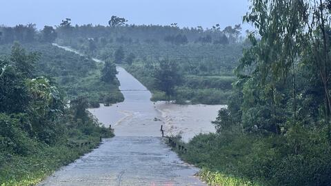 CẢNH BÁO: Ngập lụt nghiêm trọng tại cầu tràn đường vào làng Ch'rơng I, nghiêm cấm người dân qua lại!